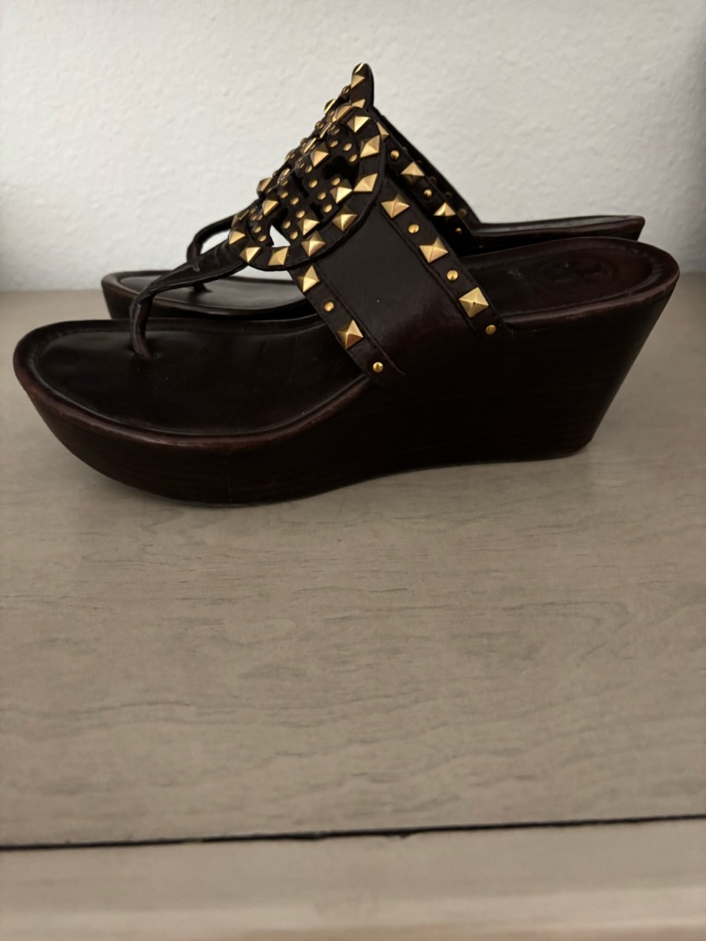 Vintage Y2K Tory Burch Logo Brown Leather gold stud wedge thong flip flops 8